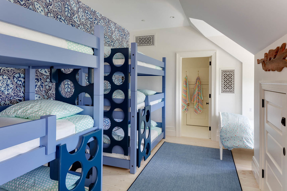 Neutrales Maritimes Kinderzimmer mit Schlafplatz, blauer Wandfarbe, hellem Holzboden und beigem Boden in Boston