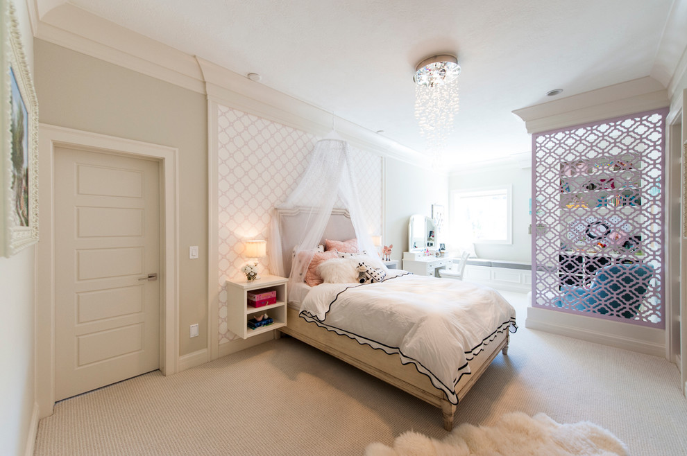 Idéer för att renovera ett stort skandinaviskt flickrum kombinerat med sovrum och för 4-10-åringar, med vita väggar, heltäckningsmatta och beiget golv