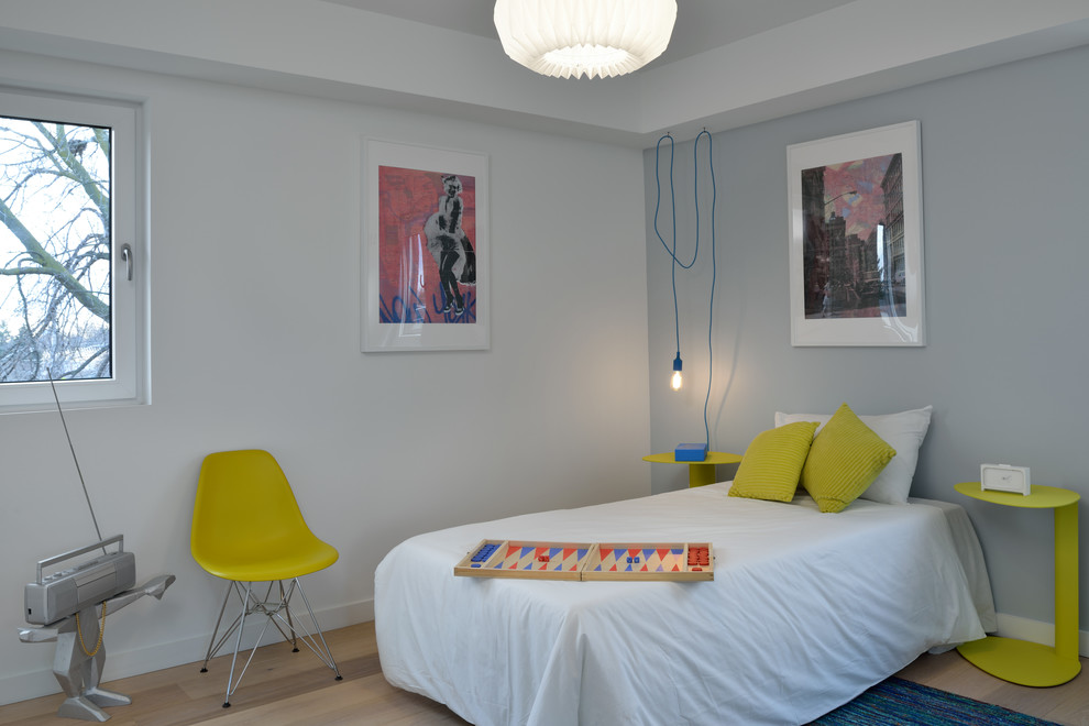 トロントにある中くらいなコンテンポラリースタイルのおしゃれな子供部屋 (淡色無垢フローリング、白い壁、ベージュの床) の写真