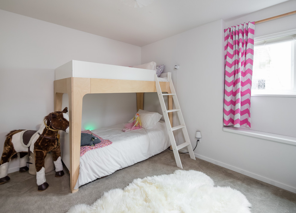 Idéer för funkis flickrum kombinerat med sovrum och för 4-10-åringar, med vita väggar, heltäckningsmatta och grått golv