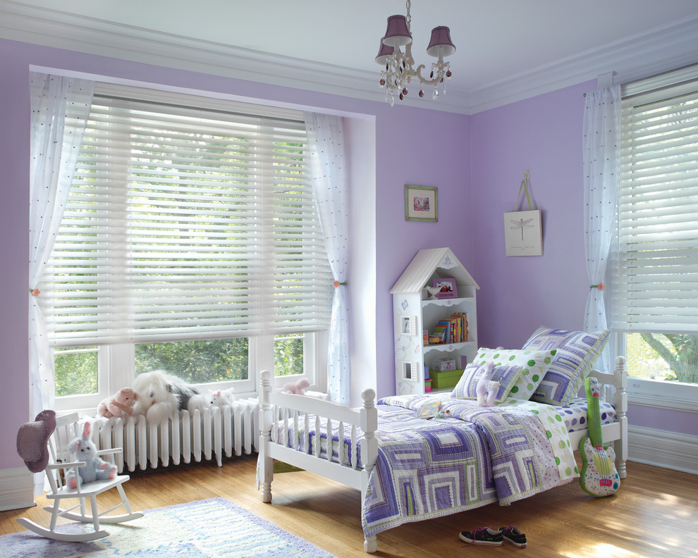 Cette image montre une grande chambre d'enfant de 4 à 10 ans traditionnelle avec un mur violet, un sol en bois brun et un sol marron.