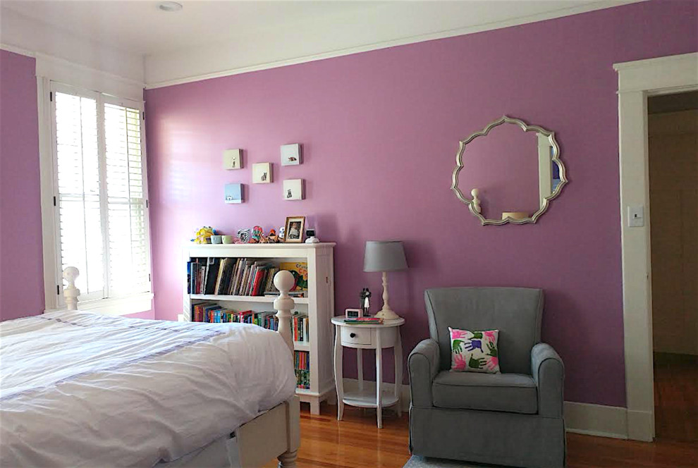 Inspiration för ett mellanstort vintage flickrum kombinerat med sovrum och för 4-10-åringar, med rosa väggar, mellanmörkt trägolv och brunt golv