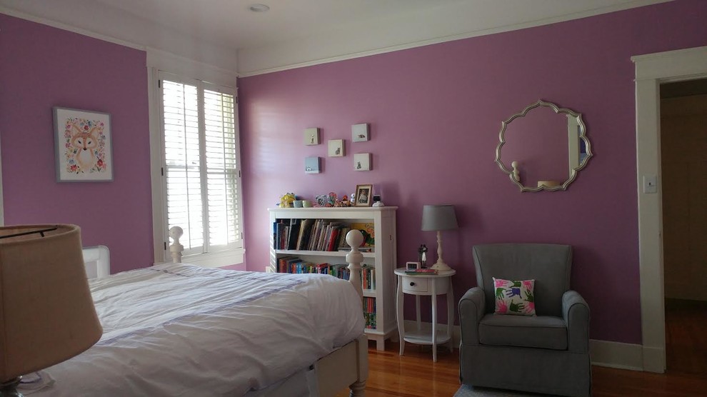 Idee per una cameretta per bambini da 4 a 10 anni chic di medie dimensioni con pareti rosa, pavimento in legno massello medio e pavimento marrone