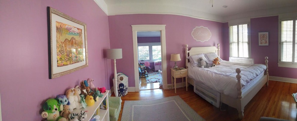 Inspiration pour une chambre d'enfant de 4 à 10 ans traditionnelle de taille moyenne avec un mur rose, un sol en bois brun et un sol marron.