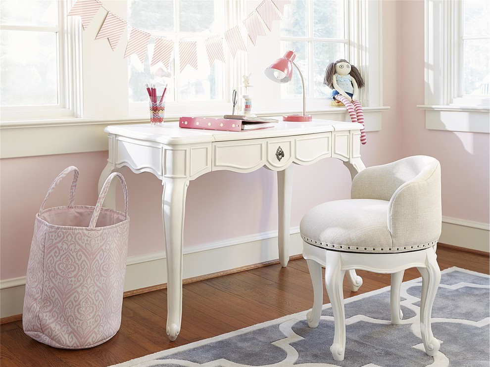 Exempel på ett mellanstort shabby chic-inspirerat flickrum kombinerat med skrivbord och för 4-10-åringar, med rosa väggar, mellanmörkt trägolv och brunt golv
