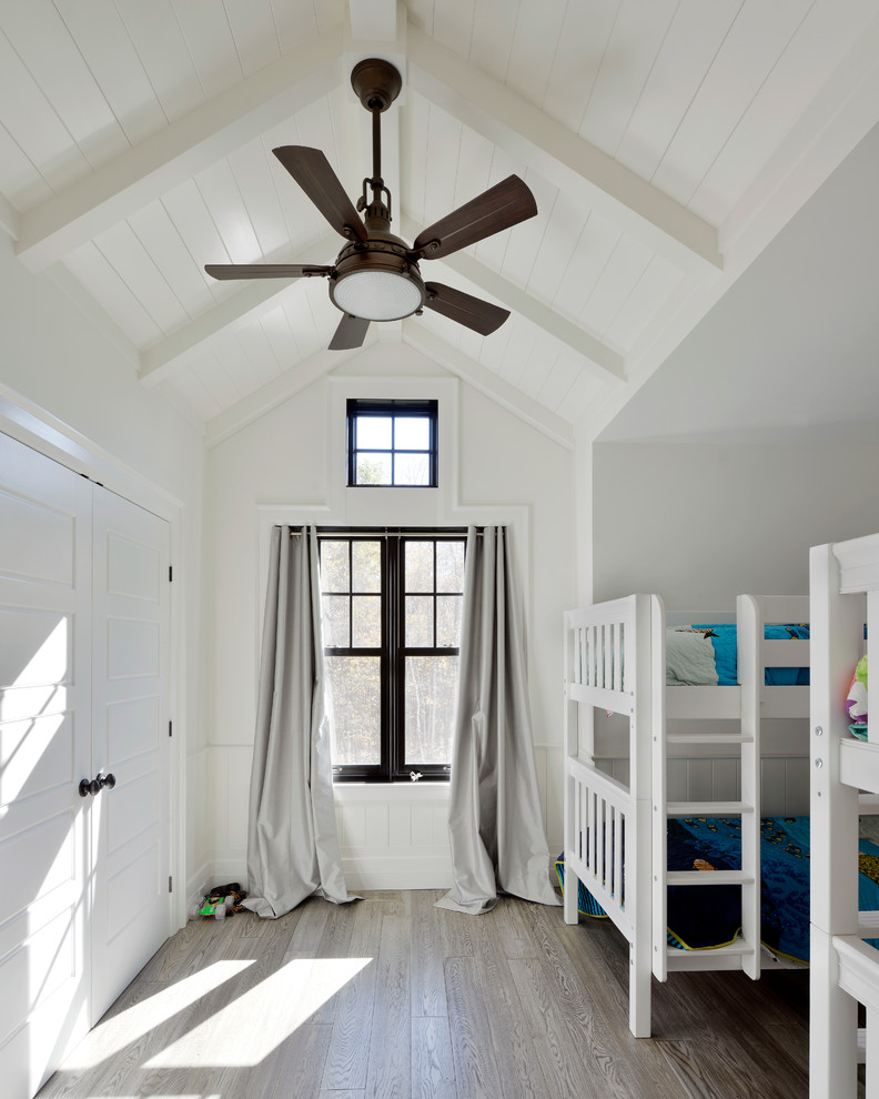 Foto de dormitorio infantil campestre de tamaño medio con paredes blancas y suelo de madera oscura