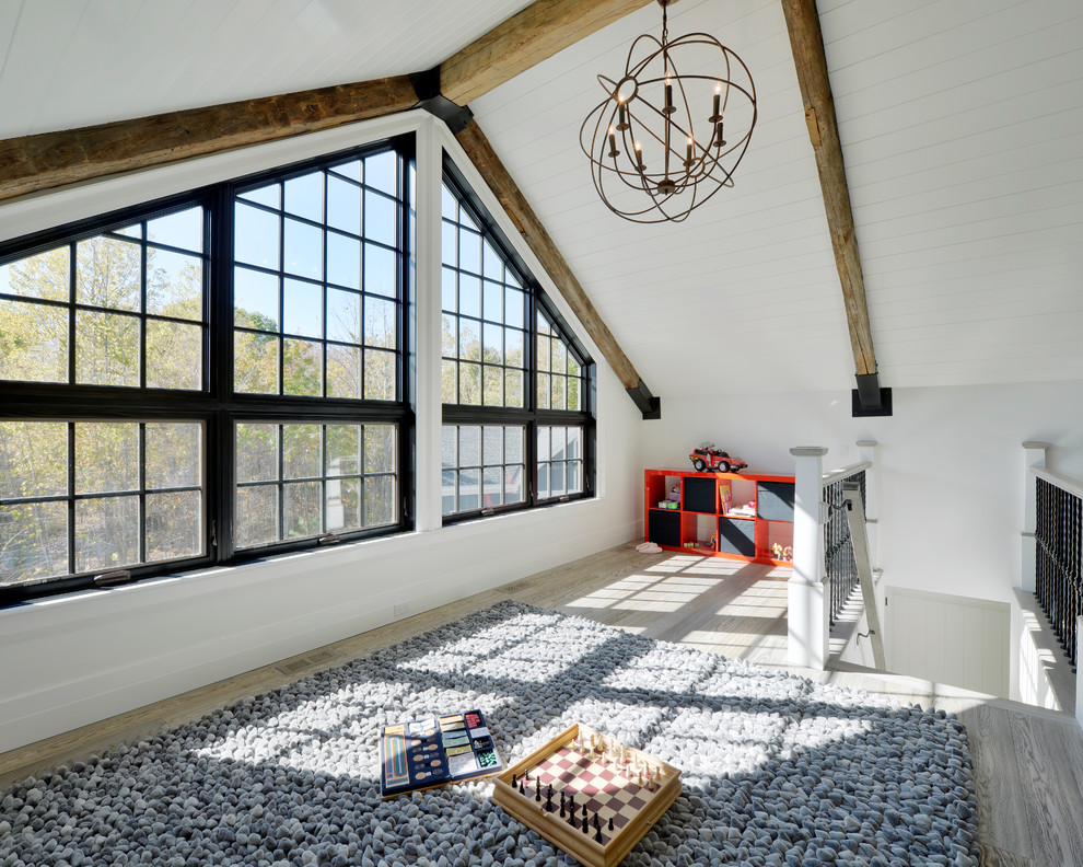 Imagen de dormitorio infantil de estilo de casa de campo de tamaño medio con paredes blancas y suelo de madera clara