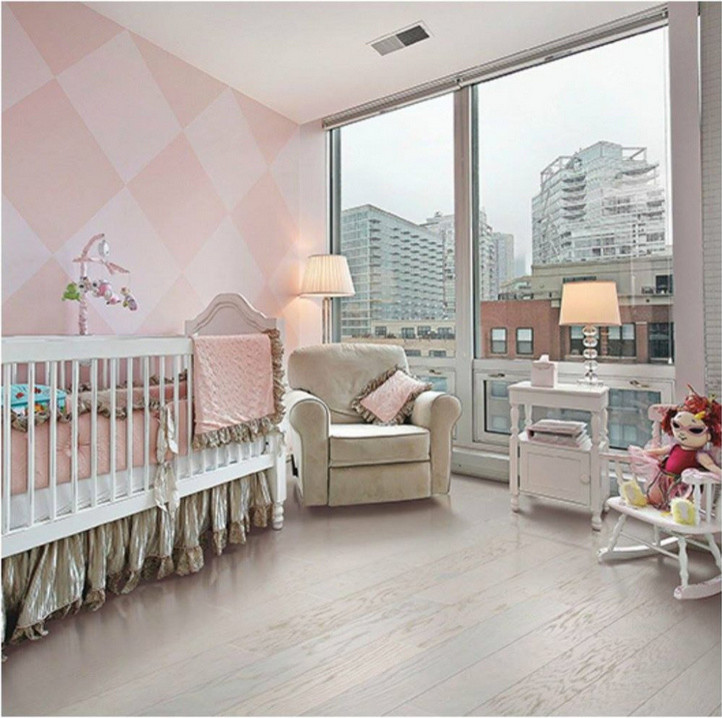 Свежая идея для дизайна: комната для малыша среднего размера с розовыми стенами и светлым паркетным полом для девочки - отличное фото интерьера