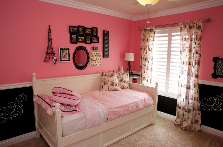 Idéer för att renovera ett mellanstort vintage flickrum kombinerat med sovrum och för 4-10-åringar, med rosa väggar, heltäckningsmatta och beiget golv