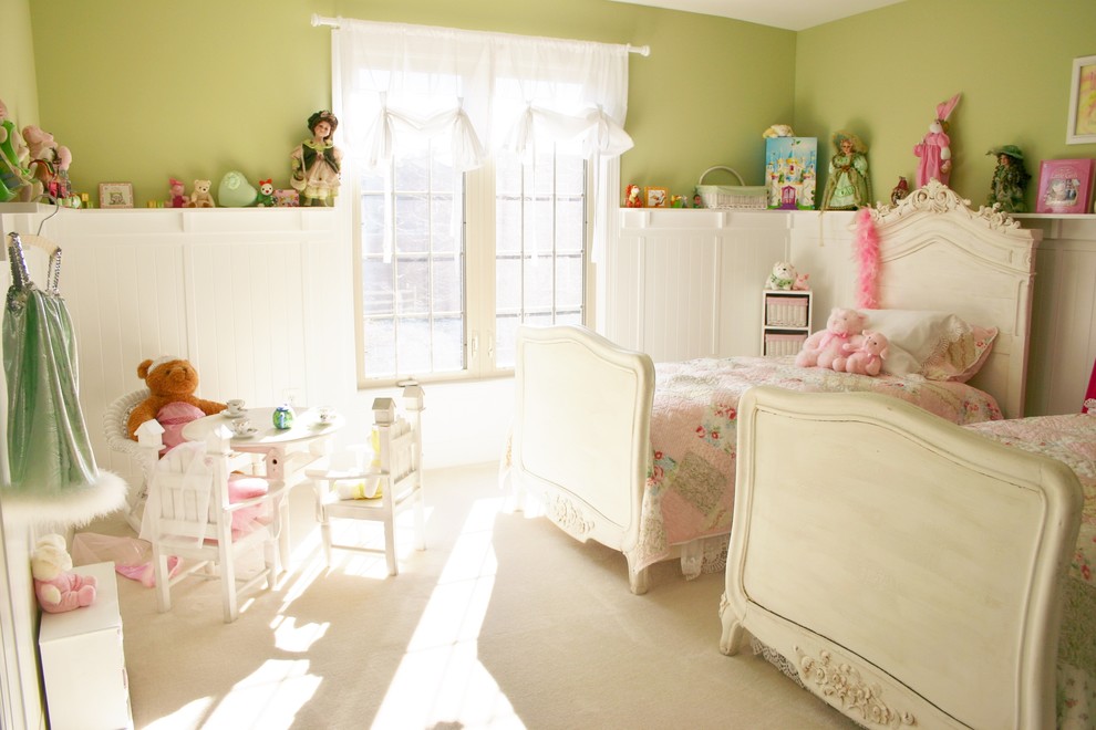 На фото: детская среднего размера в классическом стиле с спальным местом, зелеными стенами, ковровым покрытием и бежевым полом для ребенка от 1 до 3 лет, девочки с