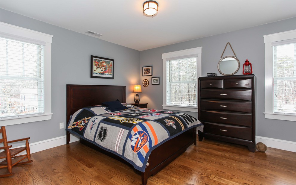 Idéer för ett stort amerikanskt pojkrum kombinerat med sovrum, med grå väggar och mellanmörkt trägolv