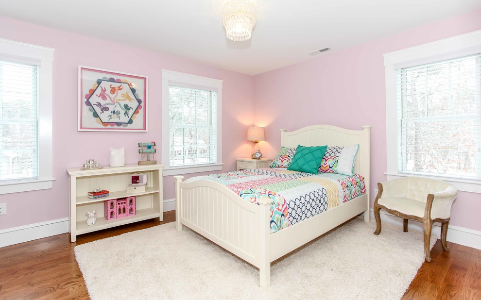 Ejemplo de dormitorio infantil de estilo americano de tamaño medio con paredes rosas y suelo de madera en tonos medios