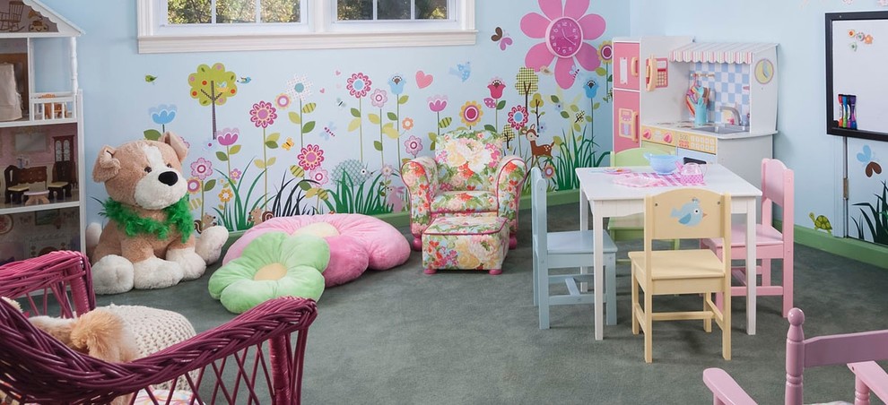Exempel på ett mellanstort klassiskt barnrum kombinerat med lekrum, med flerfärgade väggar