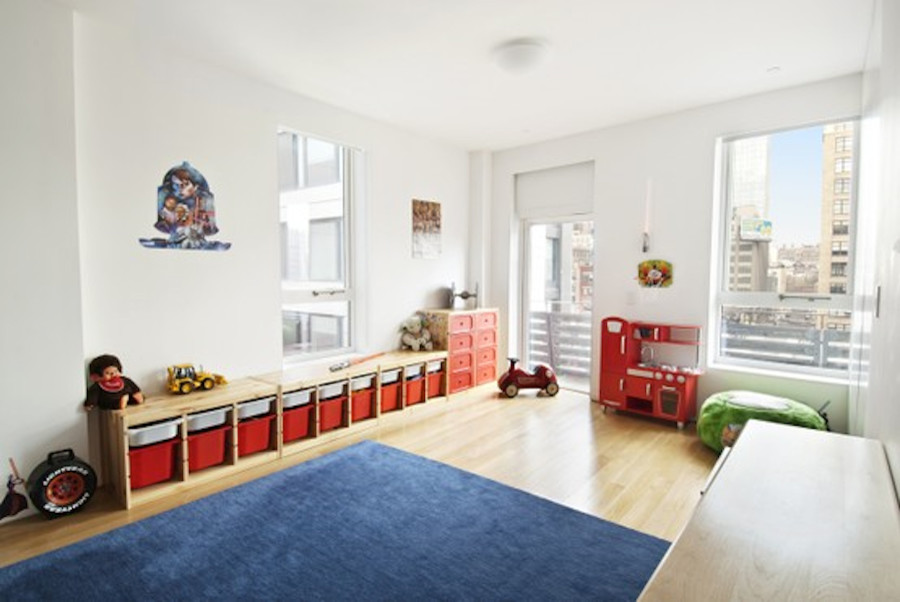 Mittelgroßes Modernes Jungszimmer mit Spielecke, weißer Wandfarbe und hellem Holzboden in New York