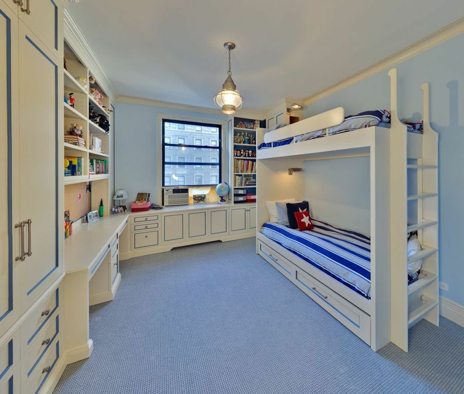 Foto di una cameretta per bambini da 4 a 10 anni shabby-chic style di medie dimensioni con pareti blu e moquette