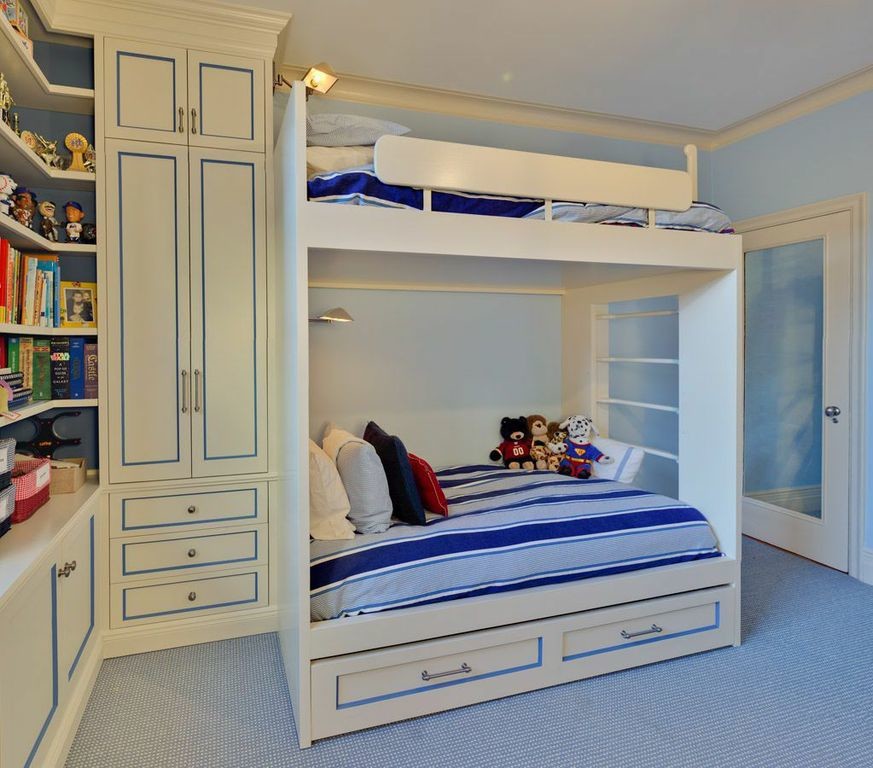 Cette photo montre une chambre d'enfant de 4 à 10 ans romantique de taille moyenne avec un mur bleu et moquette.
