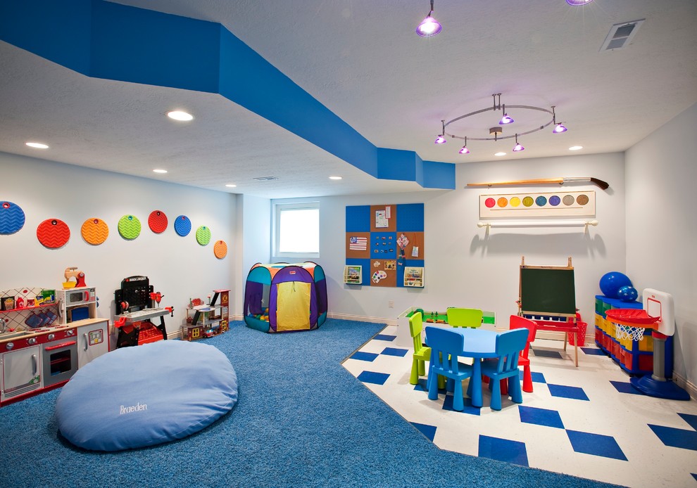 Idéer för mellanstora könsneutrala småbarnsrum kombinerat med lekrum, med vita väggar och heltäckningsmatta