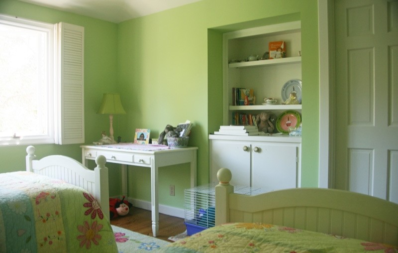 Foto di una cameretta per bambini da 1 a 3 anni chic di medie dimensioni con pareti verdi