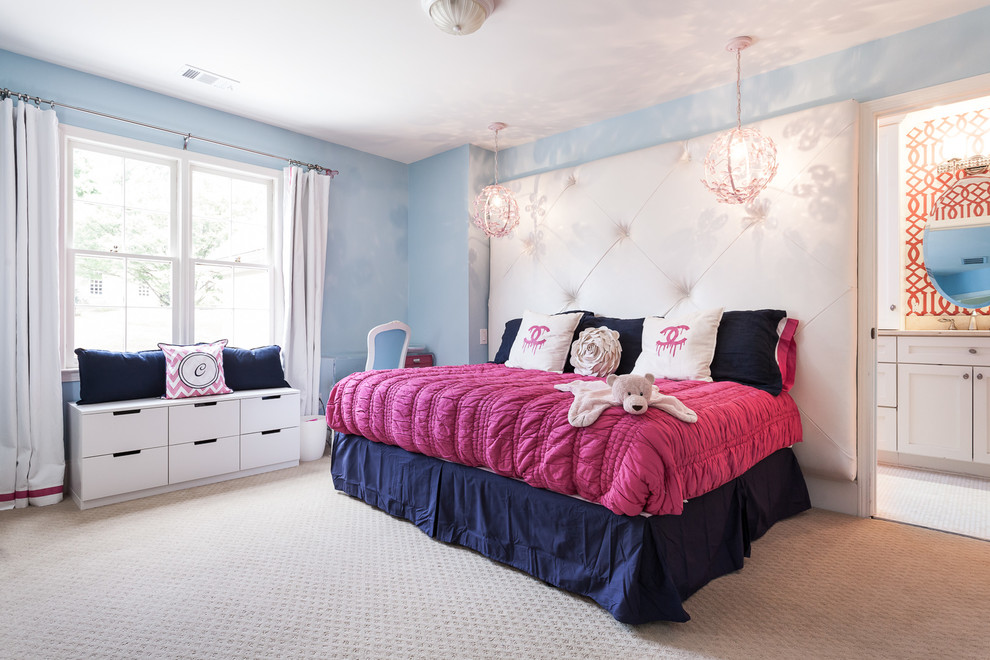 Bild på ett stort vintage barnrum kombinerat med sovrum, med blå väggar, heltäckningsmatta och beiget golv