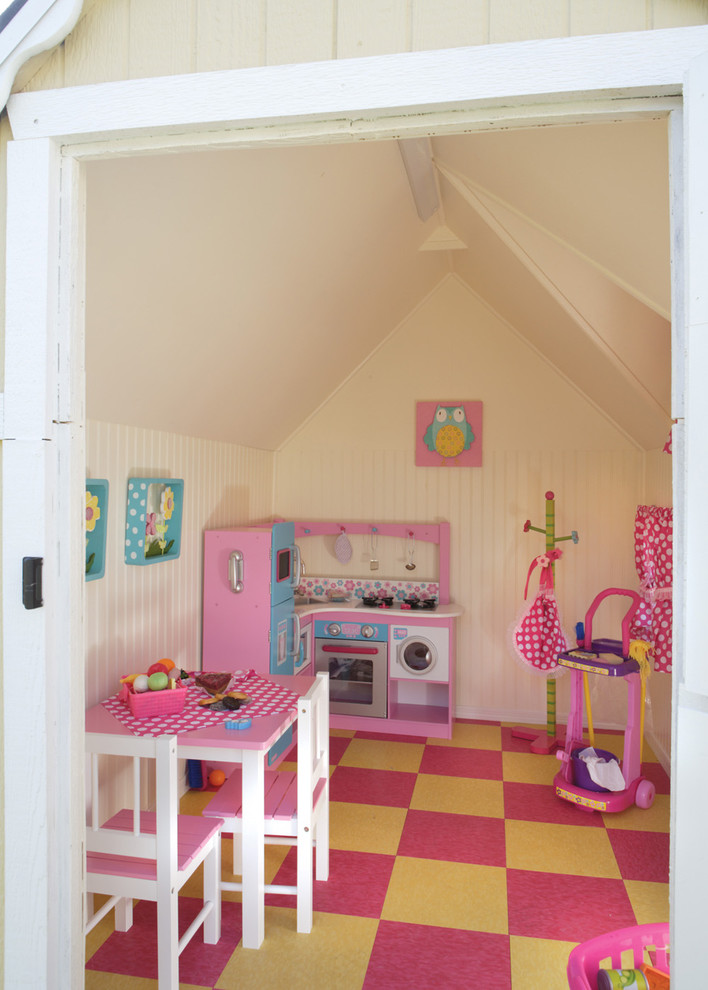 Immagine di un'ampia cameretta per bambini da 1 a 3 anni mediterranea con pareti gialle, pavimento in linoleum e pavimento multicolore
