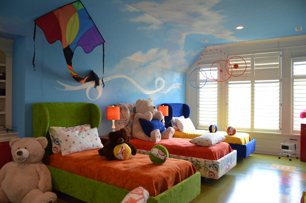 Cette image montre une chambre d'enfant traditionnelle de taille moyenne avec un mur multicolore.
