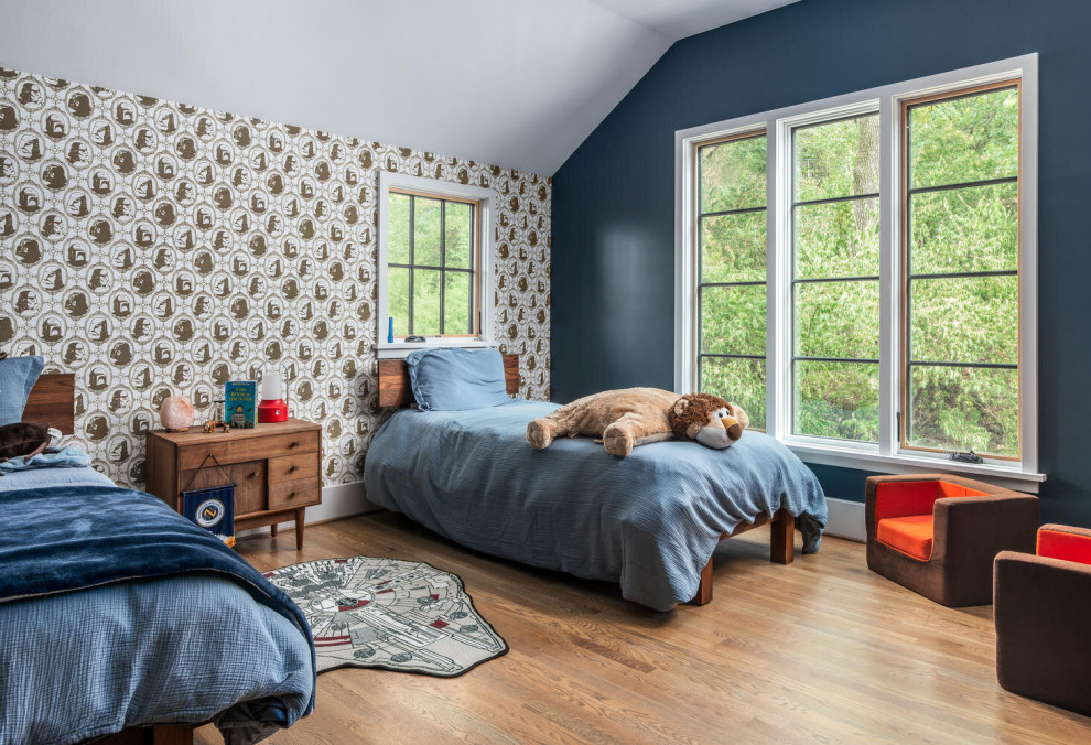Cette photo montre une chambre d'enfant tendance avec un mur multicolore, un sol en bois brun, un sol marron et du papier peint.