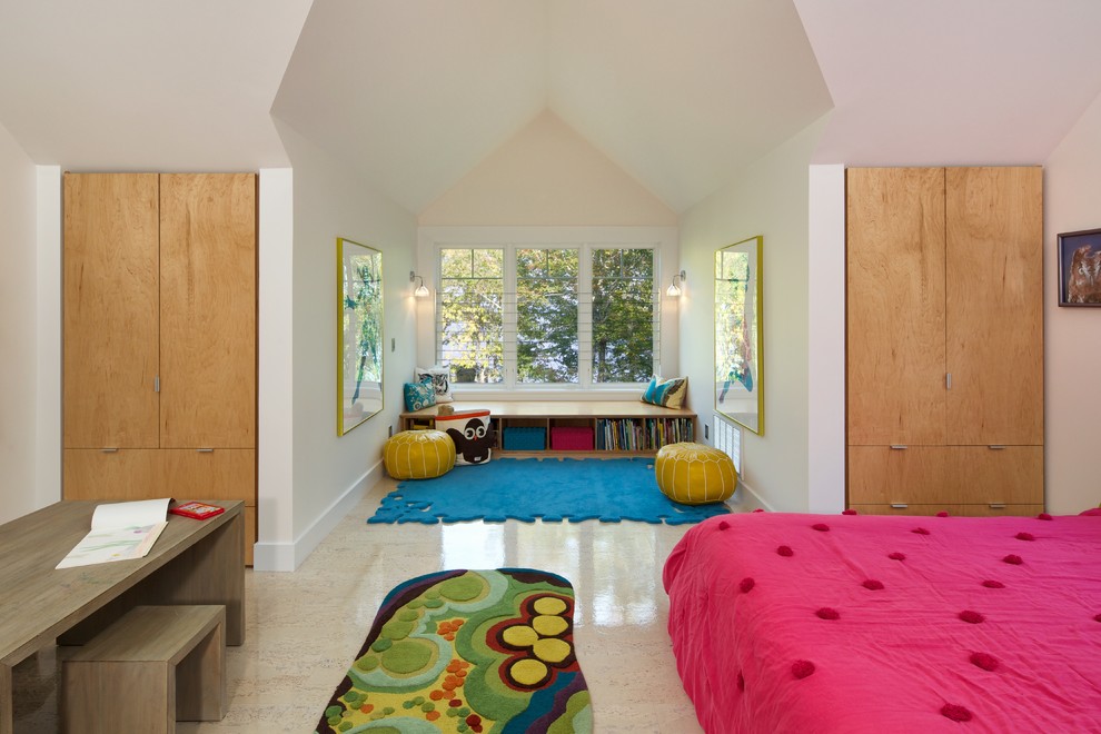 Großes Modernes Mädchenzimmer mit Schlafplatz, weißer Wandfarbe, Porzellan-Bodenfliesen und beigem Boden in Portland Maine