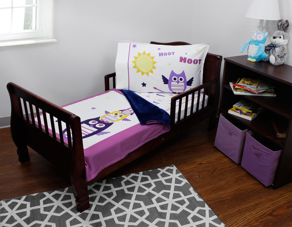 На фото: детская в стиле модернизм с спальным местом для ребенка от 1 до 3 лет с
