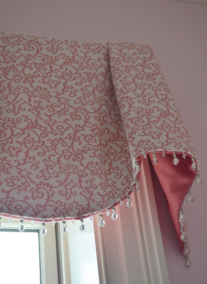Klassisches Mädchenzimmer mit Schlafplatz, rosa Wandfarbe und braunem Holzboden in Baltimore