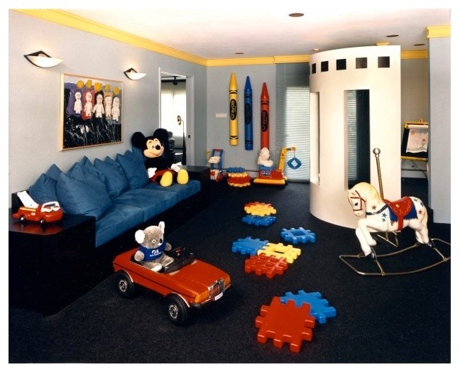 Пример оригинального дизайна: большая нейтральная детская с игровой в классическом стиле с серыми стенами, ковровым покрытием и черным полом для ребенка от 1 до 3 лет
