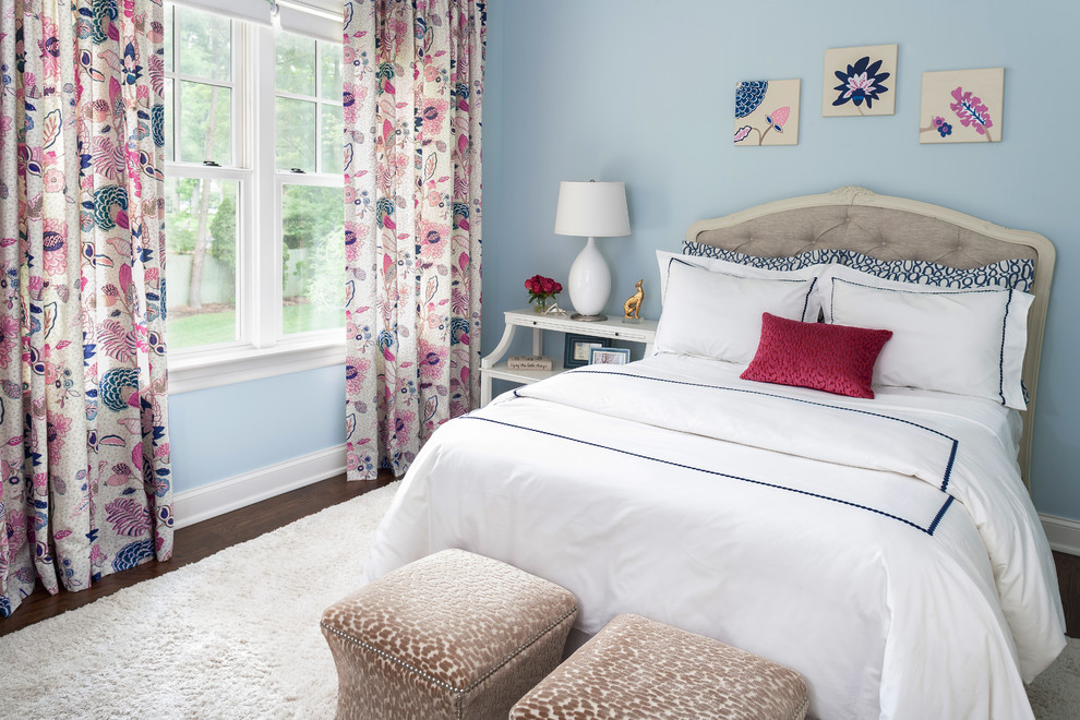 Bild på ett mellanstort vintage barnrum kombinerat med sovrum, med blå väggar och mörkt trägolv