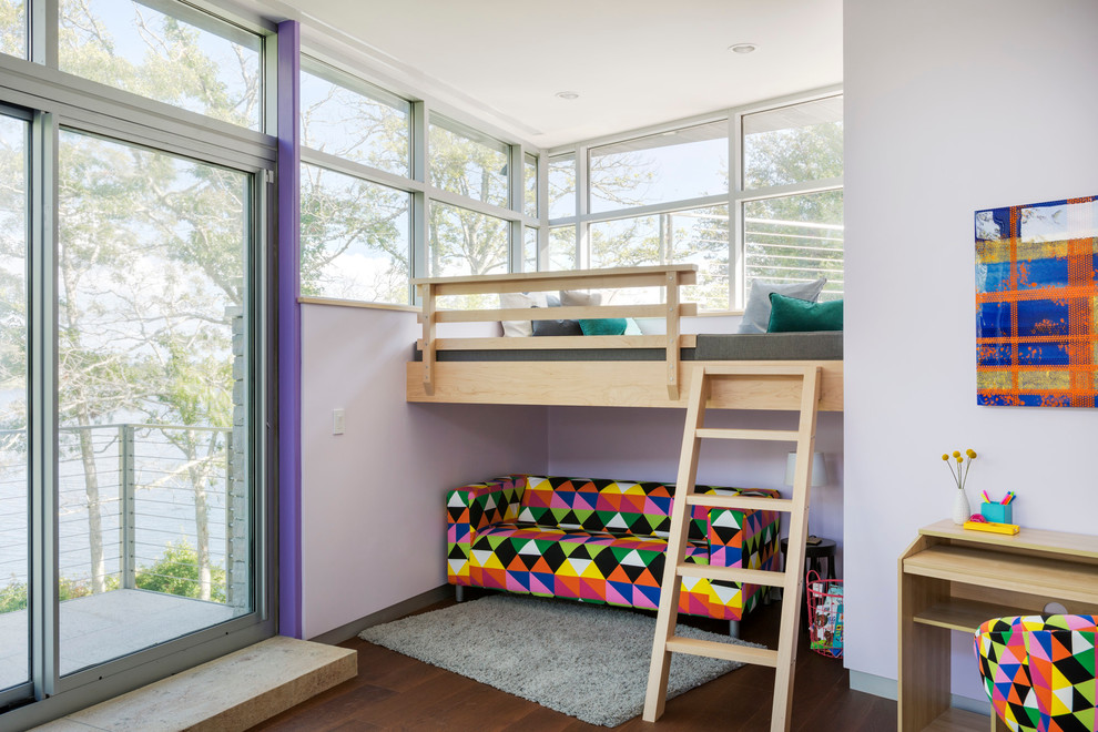 Diseño de dormitorio infantil contemporáneo con paredes púrpuras y suelo de madera oscura