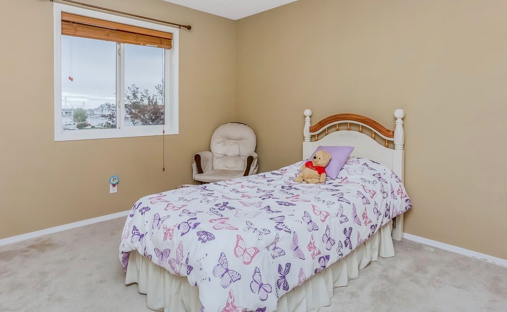 Foto de dormitorio infantil de 4 a 10 años tradicional renovado de tamaño medio con paredes marrones, moqueta y suelo beige