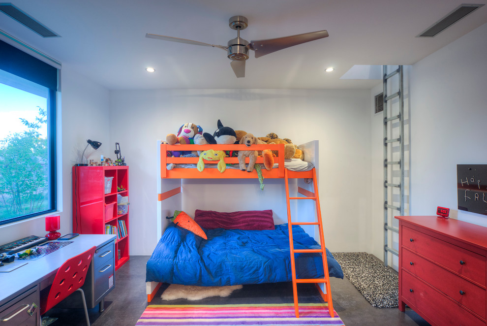 На фото: детская среднего размера в современном стиле с белыми стенами, бетонным полом и спальным местом для двоих детей с