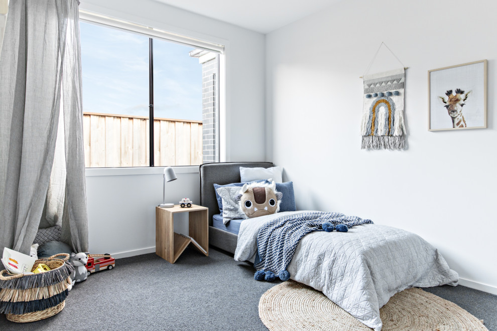 Idéer för ett minimalistiskt pojkrum kombinerat med sovrum och för 4-10-åringar, med vita väggar, heltäckningsmatta och grått golv