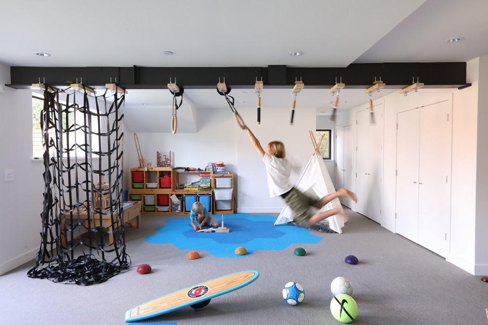 Réalisation d'une chambre d'enfant design avec un mur blanc, moquette et un sol gris.