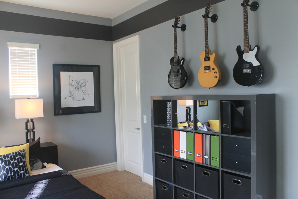 Cette photo montre une chambre d'enfant tendance de taille moyenne avec un mur gris et moquette.