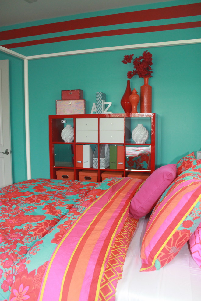 На фото: детская среднего размера в стиле шебби-шик с синими стенами, ковровым покрытием и спальным местом для подростка, девочки с