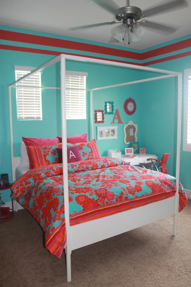 На фото: детская среднего размера в стиле шебби-шик с ковровым покрытием, спальным местом и разноцветными стенами для подростка, девочки с