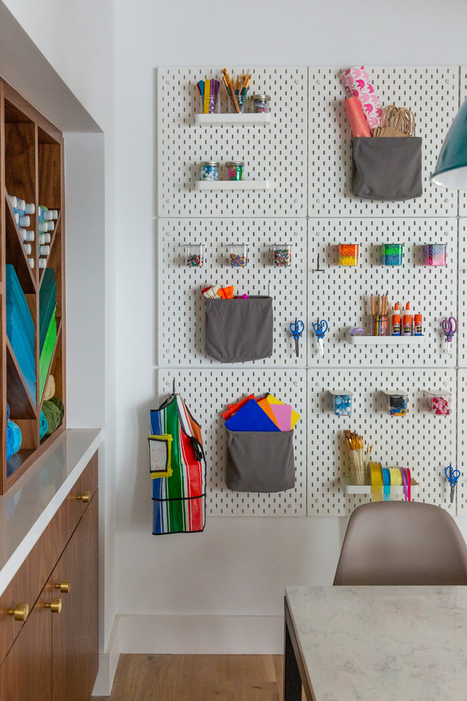 サンフランシスコにある広いコンテンポラリースタイルのおしゃれな子供部屋 (白い壁、淡色無垢フローリング) の写真