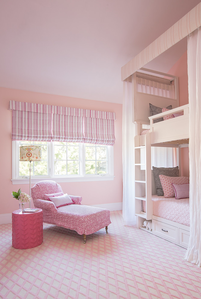 Cette photo montre une grande chambre d'enfant de 4 à 10 ans chic avec un mur rose, moquette, un sol rose et un lit superposé.