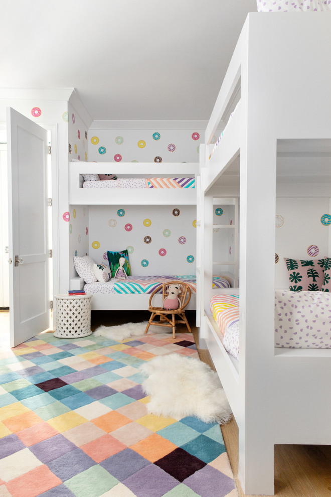 На фото: большая нейтральная детская в стиле неоклассика (современная классика) с спальным местом, светлым паркетным полом, бежевым полом и разноцветными стенами для ребенка от 4 до 10 лет