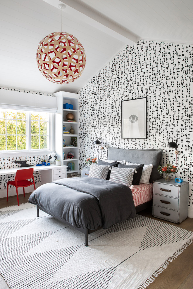 Idéer för stora vintage pojkrum kombinerat med sovrum och för 4-10-åringar, med flerfärgade väggar, mellanmörkt trägolv och brunt golv