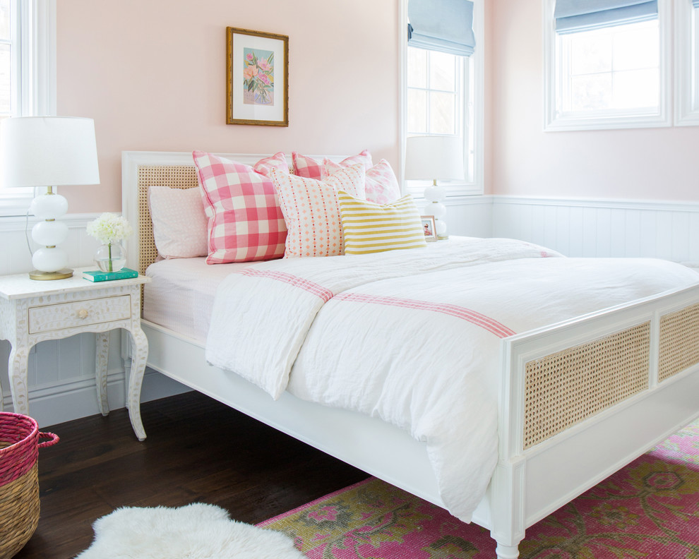 Источник вдохновения для домашнего уюта: детская в стиле неоклассика (современная классика) с спальным местом, розовыми стенами и темным паркетным полом для девочки