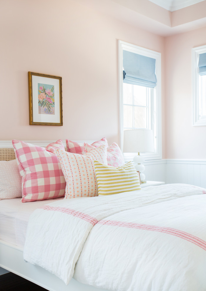 Idéer för vintage flickrum kombinerat med sovrum, med rosa väggar och mörkt trägolv