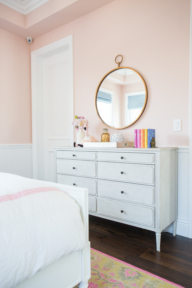 Inspiration för klassiska flickrum kombinerat med sovrum, med rosa väggar och mörkt trägolv