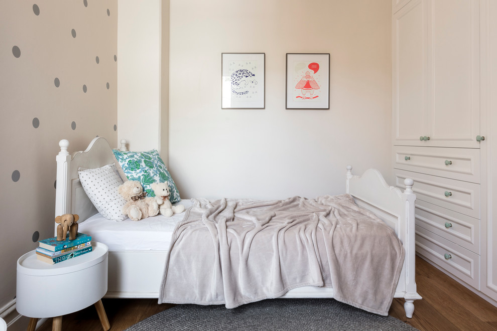 Idee per una cameretta per bambini da 4 a 10 anni classica di medie dimensioni con pareti rosa e pavimento in legno massello medio