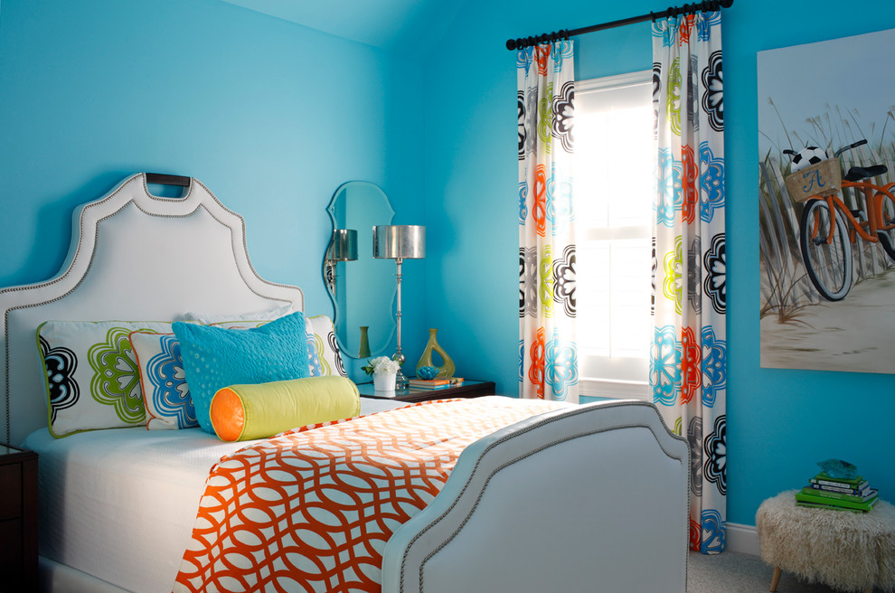 На фото: детская среднего размера в современном стиле с спальным местом, синими стенами и ковровым покрытием для подростка, девочки с