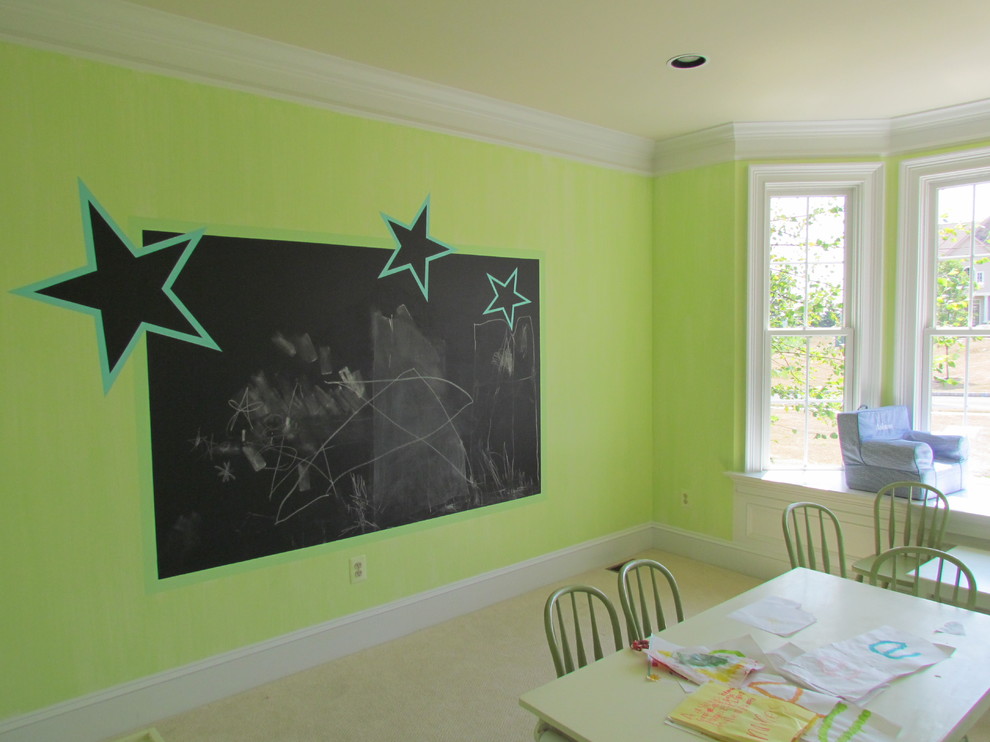 Ispirazione per una cameretta per bambini da 4 a 10 anni eclettica con pareti verdi e moquette