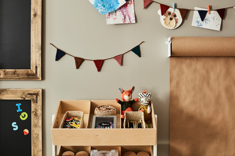 Esempio di una cameretta per bambini da 4 a 10 anni minimal di medie dimensioni con pareti beige, parquet chiaro e pavimento marrone
